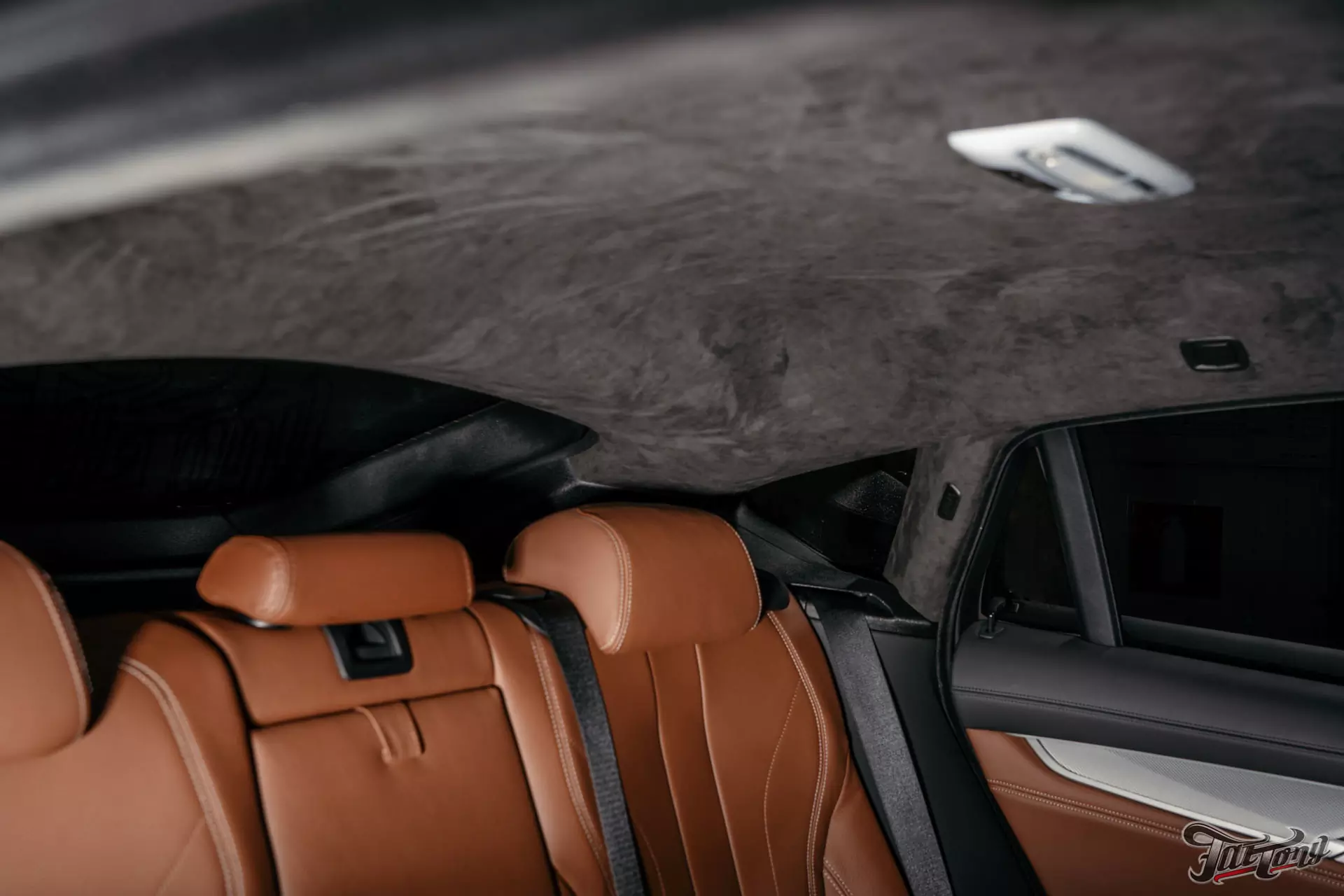 BMW X6. Перетяжка потолка в алькантару. Установка дополнительных сеток в бампер